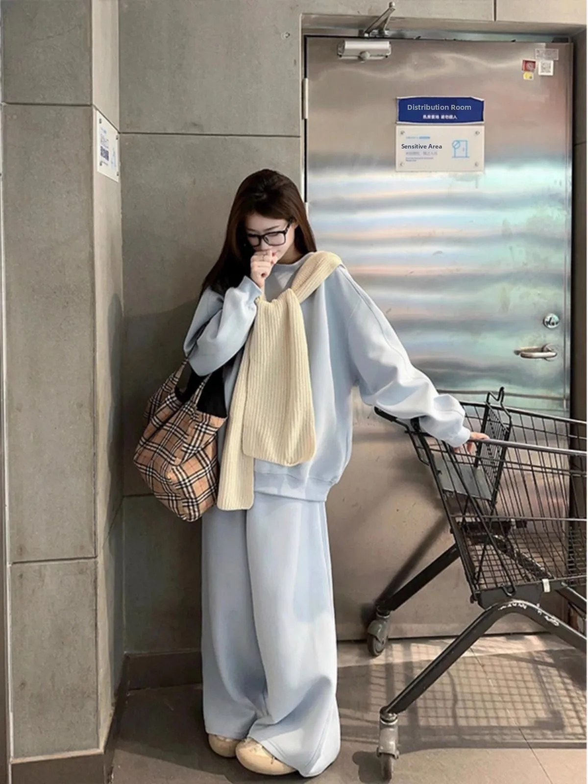 Fashionable Loose Fleece Lined Hoodie And Pants Set Versatile Early Spring Autumn Casual Style Comfortable Two Piece Ensemble
Fashionable Loose Fleece Lined Hoodie And Pants Set Versatile Early Spring Autumn Casual Style Comfortable Two Piece Ensemble