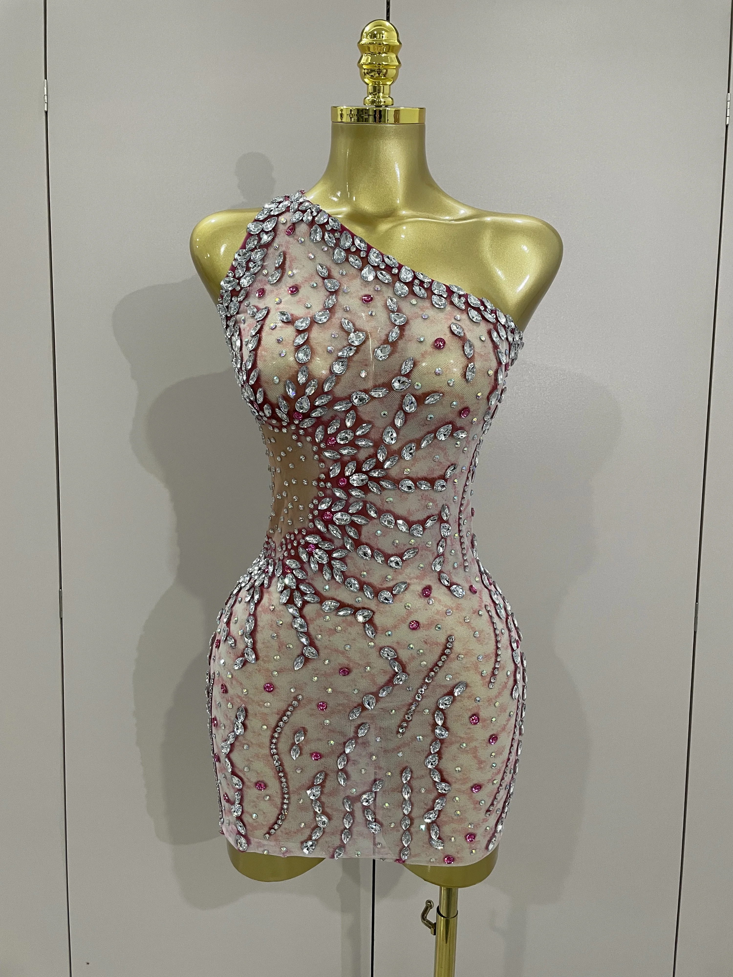 2025 Sparkly Crystal Diamonds Sexy Mesh One Shoulder Mini Dress Women Luxury Birthday Party Evening Gown NightClub Stage Costume
2025 Sparkly Crystal Diamonds Sexy Mesh One Shoulder Mini Dress Women Luxury Birthday Party Evening Gown NightClub Stage Costume