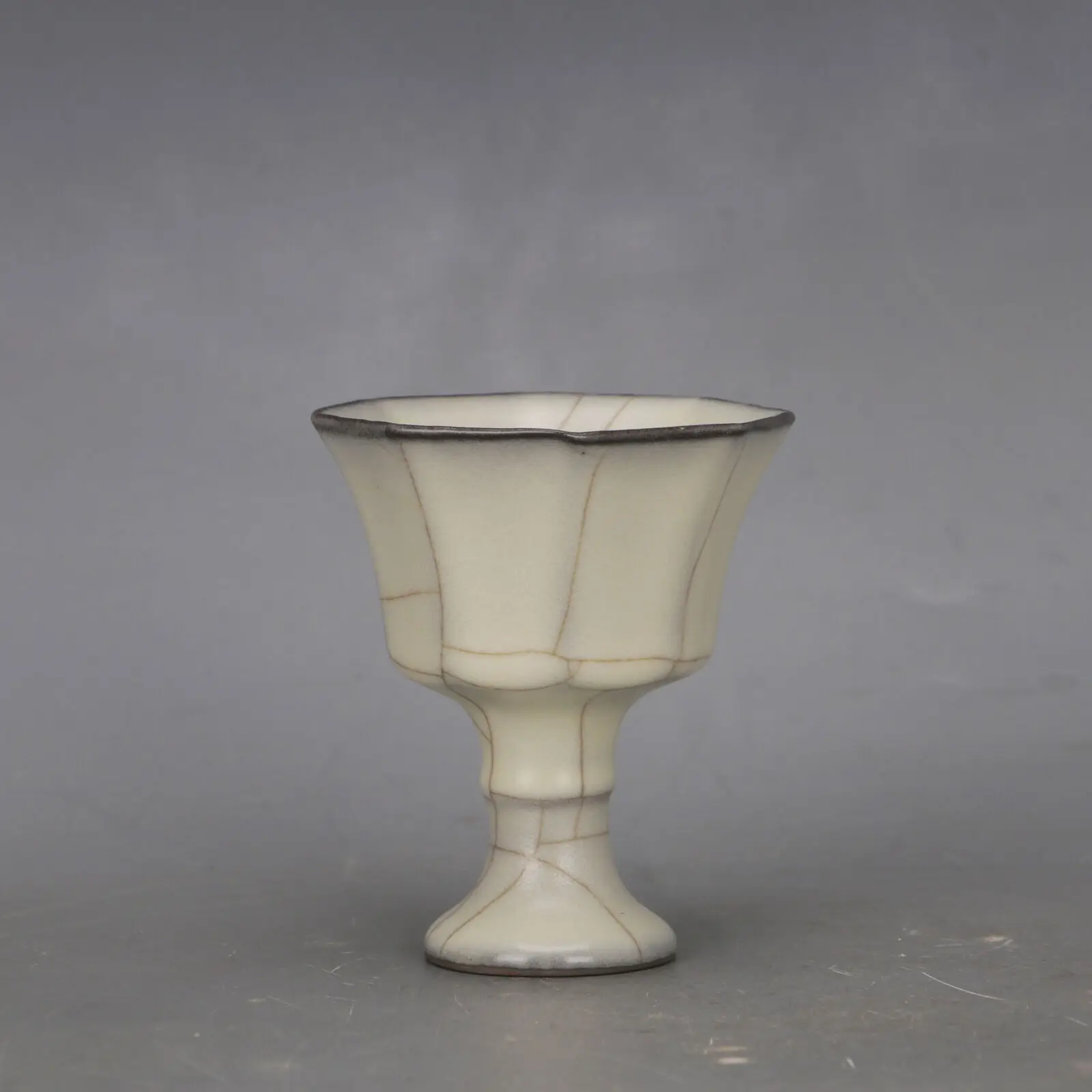 4" Collect Chinese Song Ge Kiln Porcelain White Glaze Hacking High Foot Cup
4" Collect Chinese Song Ge Kiln Porcelain White Glaze Hacking High Foot Cup