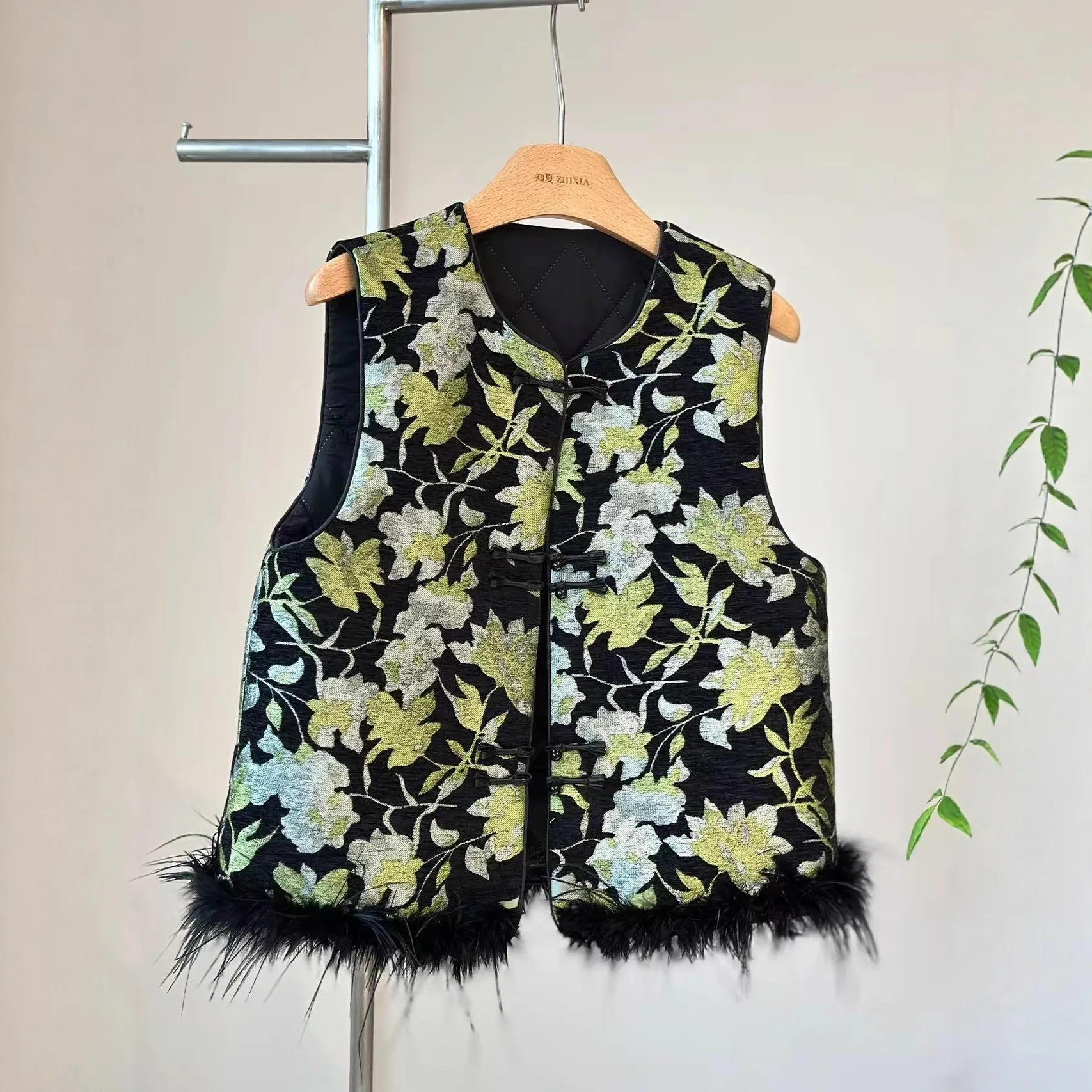 Autumn and Winter Velvet Satin New Chinese Flocking Jacquard Vest Fashion Retro Woolen Top
Autumn and Winter Velvet Satin New Chinese Flocking Jacquard Vest Fashion Retro Woolen Top