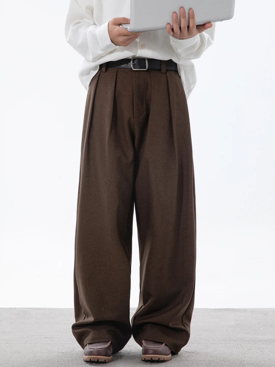 Мужские прямые брюки свободного кроя с плиссировкой, гладкие, струящиеся, повседневные, осенние, в японском ретро-стиле, модные, брендовые, из полиэфирного волокна
Мужские прямые брюки свободного кроя с плиссировкой, гладкие, струящиеся, повседневные, осенние, в японском ретро-стиле, модные, брендовые, из полиэфирного волокна