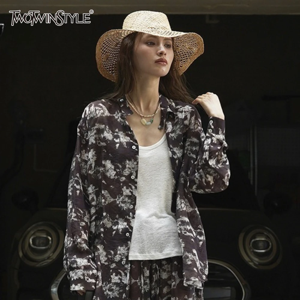 TWOTWINSTYLE Hit Color Spliced Button Shirt Female Lapel Long Sleeve Single Breasted Casual Women's Shirt Summer Fashion Style 
TWOTWINSTYLE Hit Color Spliced Button Shirt Female Lapel Long Sleeve Single Breasted Casual Women's Shirt Summer Fashion Style