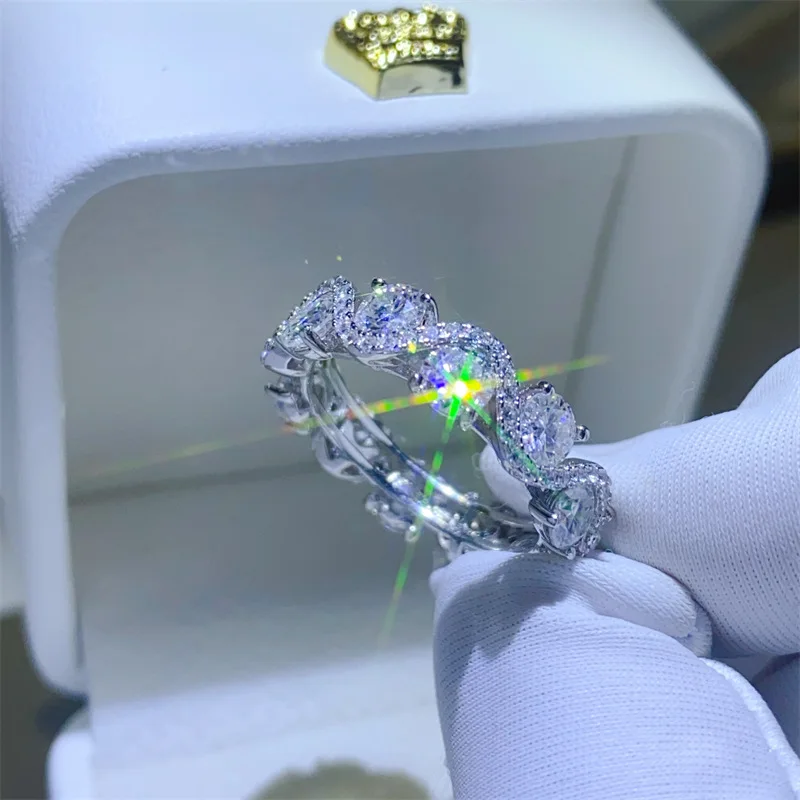 Platinum PT950 American moissanite European and American diamond ring row diamond ring
Platinum PT950 American moissanite European and American diamond ring row diamond ring