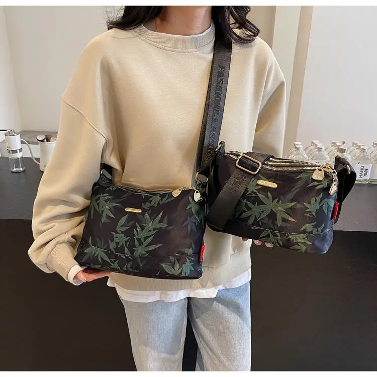 AS2065 South Korean Silk Mother Bag Fashionable Multi-layer Atmospheric Canvas Bag Women's Oblique Span Bag 2025 Winter New
AS2065 South Korean Silk Mother Bag Fashionable Multi-layer Atmospheric Canvas Bag Women's Oblique Span Bag 2025 Winter New