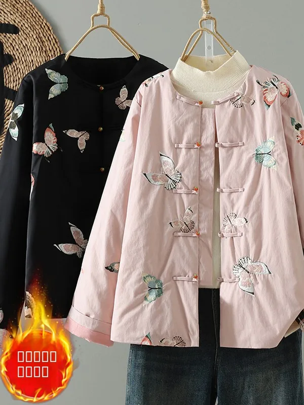 Новая женская зимняя куртка из хлопка с вышивкой в китайском стиле, на пуговицах, с круглым вырезом, теплая, малого размера
Новая женская зимняя куртка из хлопка с вышивкой в китайском стиле, на пуговицах, с круглым вырезом, теплая, малого размера