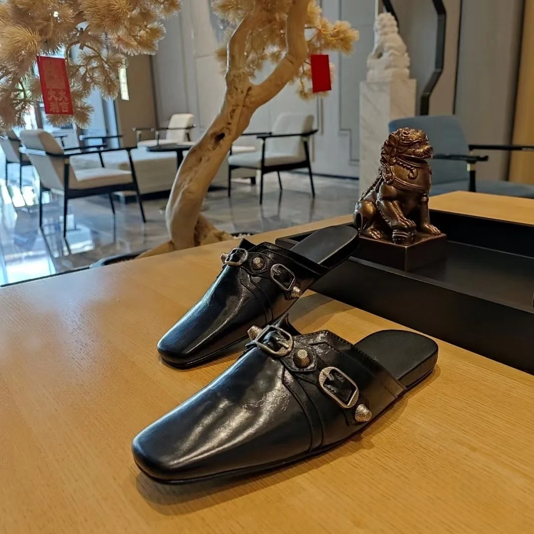 2025 New Wrapped Toe Flat Metal Decoration Daily Commuter Office Black Men's Outdoor Slippers Street Large Size Men Casual Shoes
2025 New Wrapped Toe Flat Metal Decoration Daily Commuter Office Black Men's Outdoor Slippers Street Large Size Men Casual Shoes