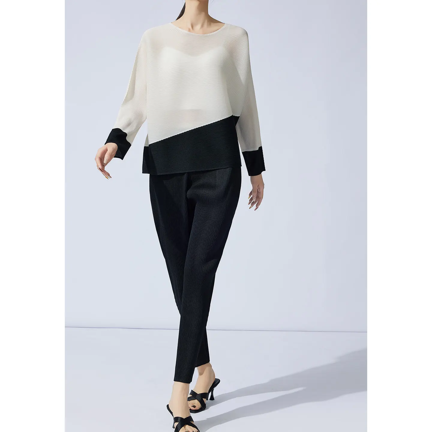 Miyake Fold 2026 Fashion Light Mature Style Black and White Contrast Set for Female Commuter Two Piece Set Minimalist Style
Miyake Fold 2026 Fashion Light Mature Style Black and White Contrast Set for Female Commuter Two Piece Set Minimalist Style