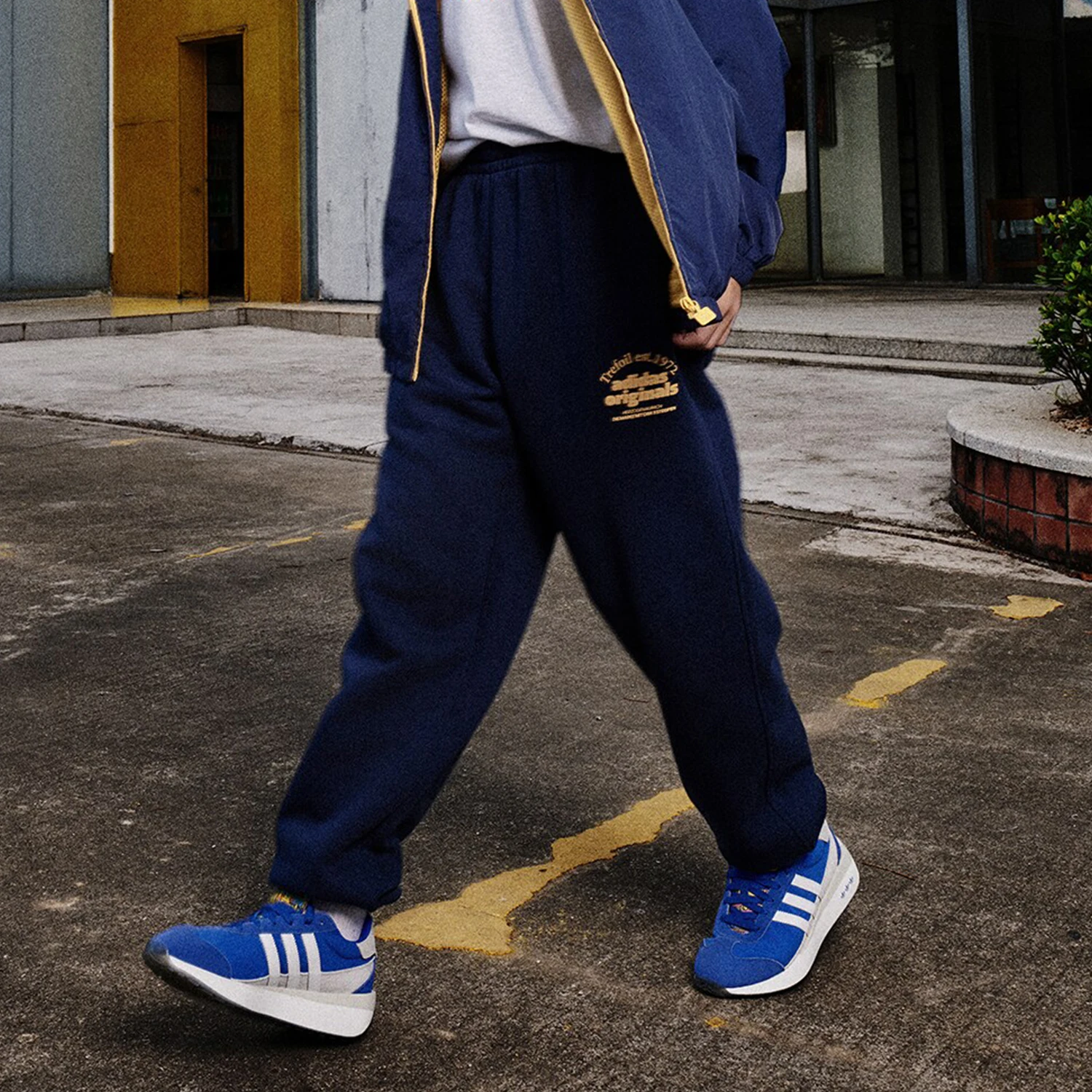 Adidas оригинальные новые весенние мужские спортивные брюки в стиле ретро с тремя полосками JE3468
Adidas оригинальные новые весенние мужские спортивные брюки в стиле ретро с тремя полосками JE3468