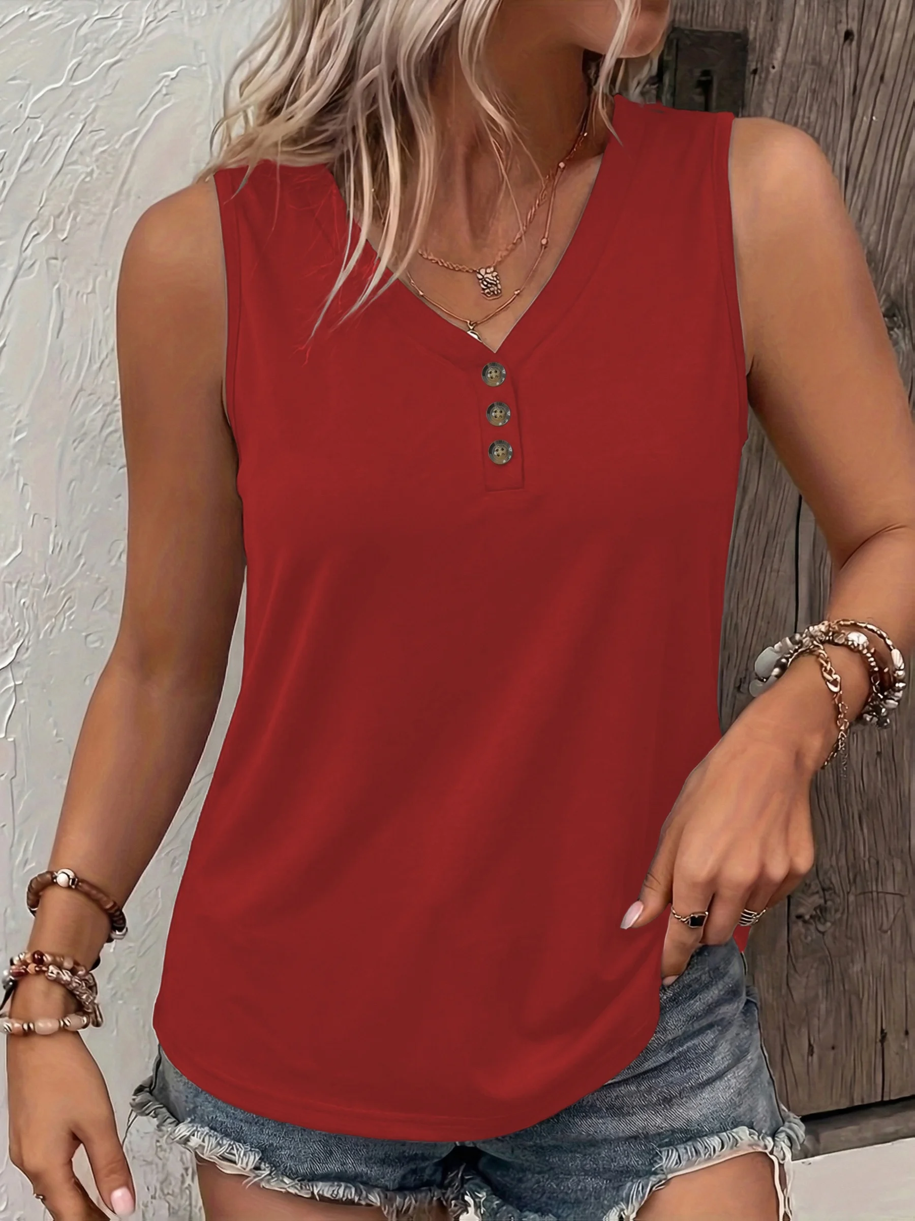 Women's Plus Size Sleeveless Henley-Style Vest Top with Button Details, Casual and Fashionable Style
Women's Plus Size Sleeveless Henley-Style Vest Top with Button Details, Casual and Fashionable Style