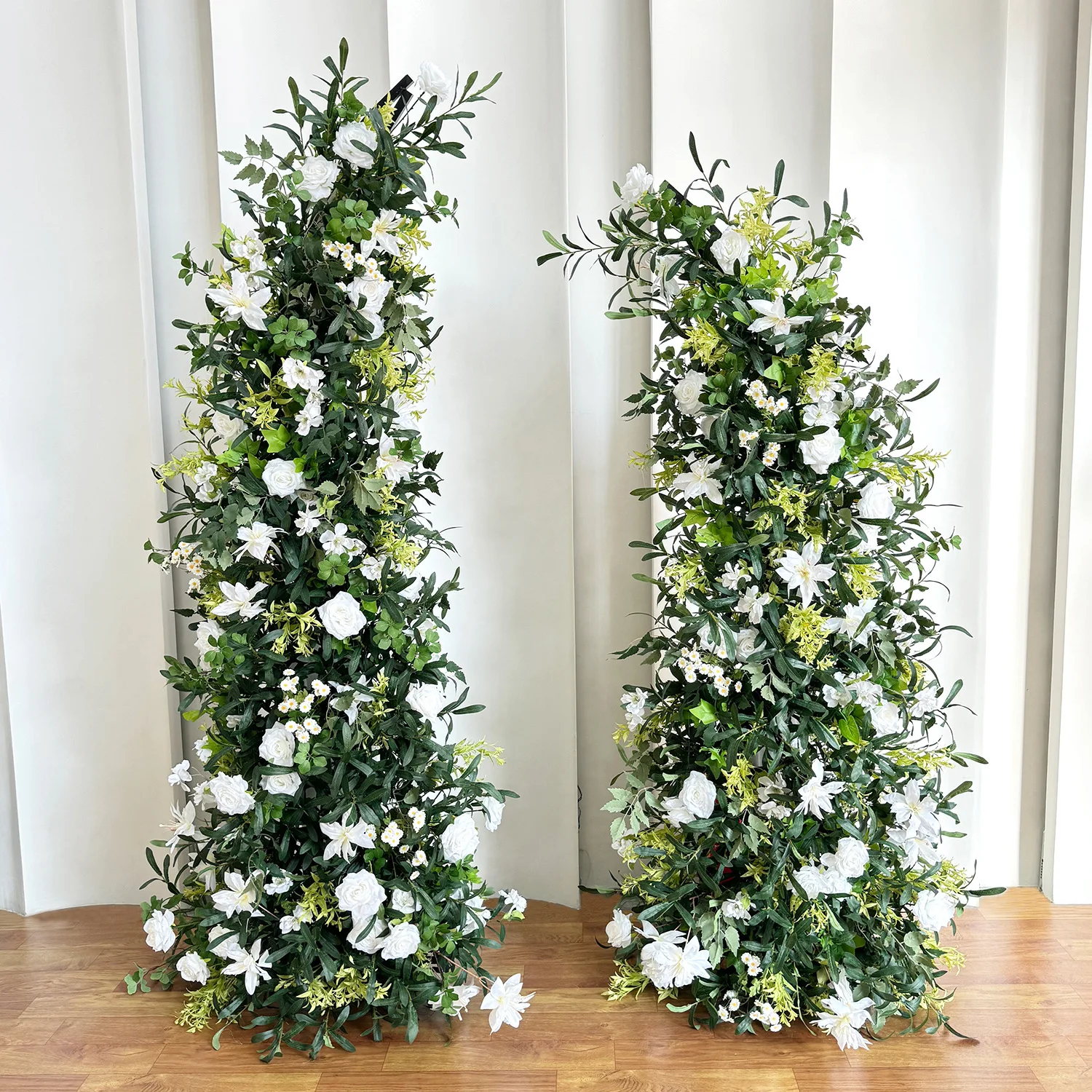 White and green ox horn arch flower wedding table conference table placement, wedding background long row of flowers
White and green ox horn arch flower wedding table conference table placement, wedding background long row of flowers