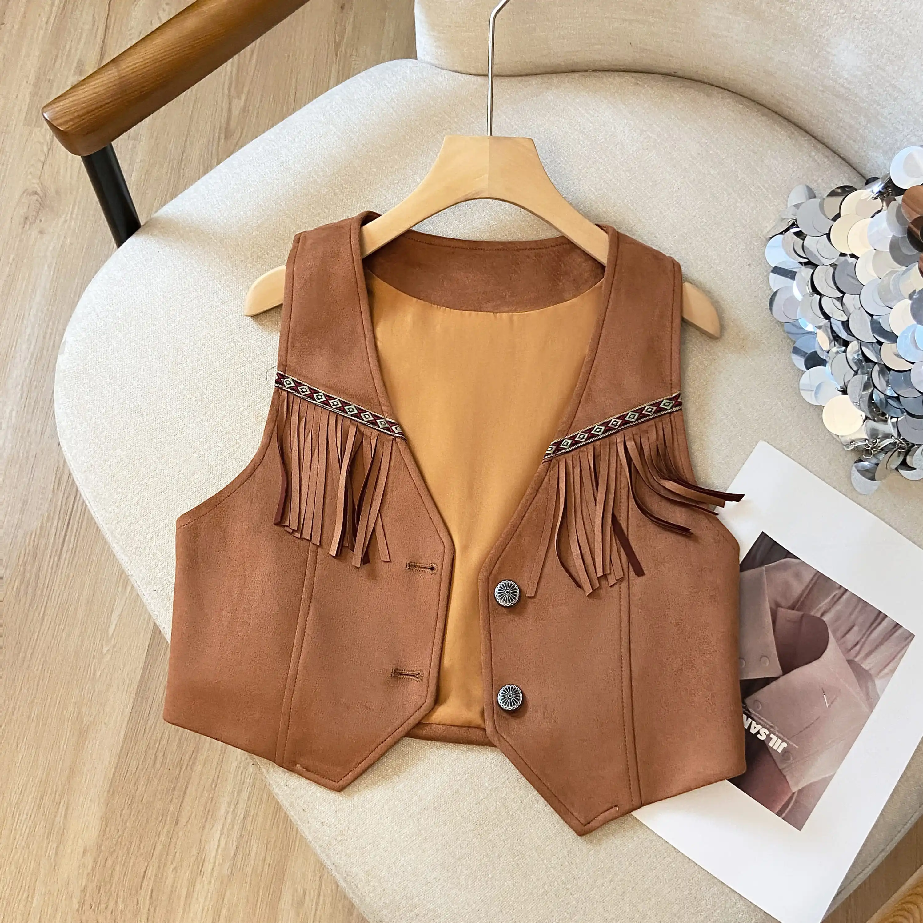 Travel Western Style Suede Fringed Embroidered Short Vest Retro Shoulder Pad for Women Commute Style Single Button Closure
Travel Western Style Suede Fringed Embroidered Short Vest Retro Shoulder Pad for Women Commute Style Single Button Closure
