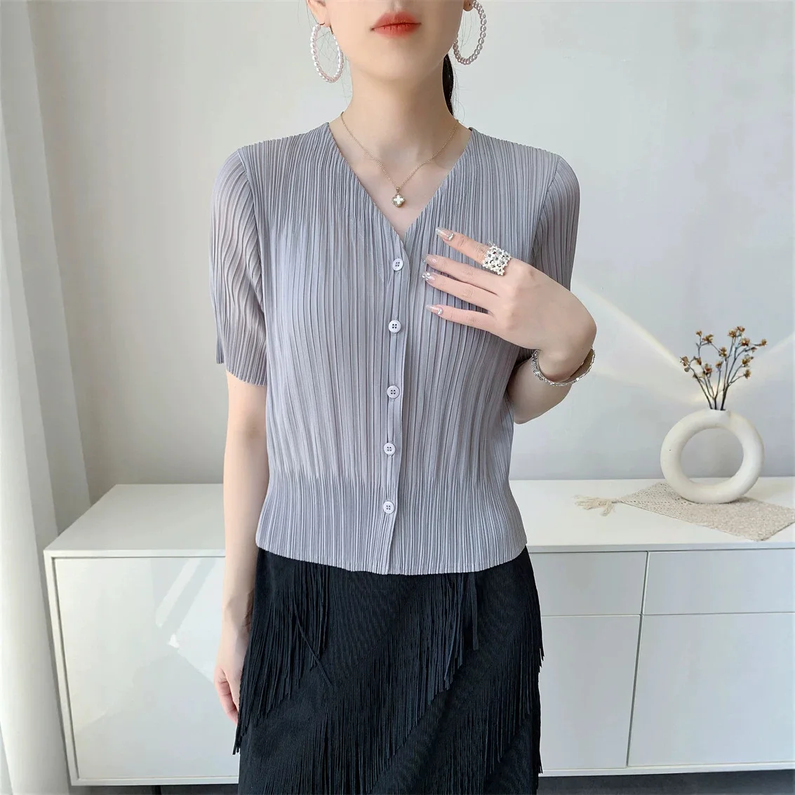 Miyake Pleated Women's Casual Top 2026 New Japanese Design V-neck Short-sleeved Single-breasted Lightweight Cardigan
Miyake Pleated Women's Casual Top 2026 New Japanese Design V-neck Short-sleeved Single-breasted Lightweight Cardigan