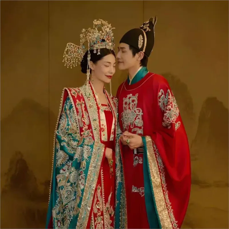 Новый стиль тостов и свадебного платья династии Хань с красным халатом с короной Феникса.
Новый стиль тостов и свадебного платья династии Хань с красным халатом с короной Феникса.