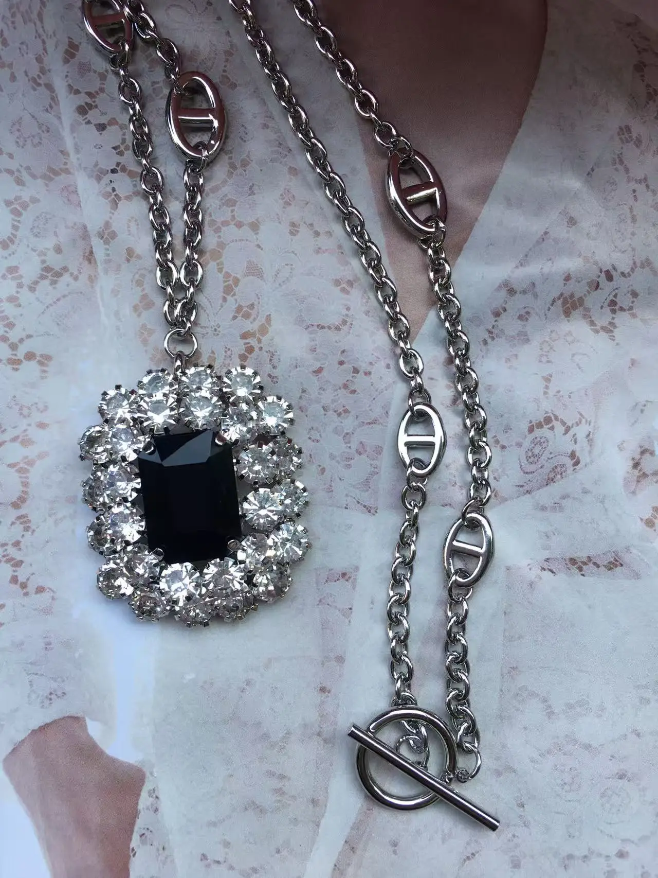Luxurious and elegant 11 * 2.5 cm earrings, 60 cm design necklace, high-end and versatile jewelry set
Luxurious and elegant 11 * 2.5 cm earrings, 60 cm design necklace, high-end and versatile jewelry set