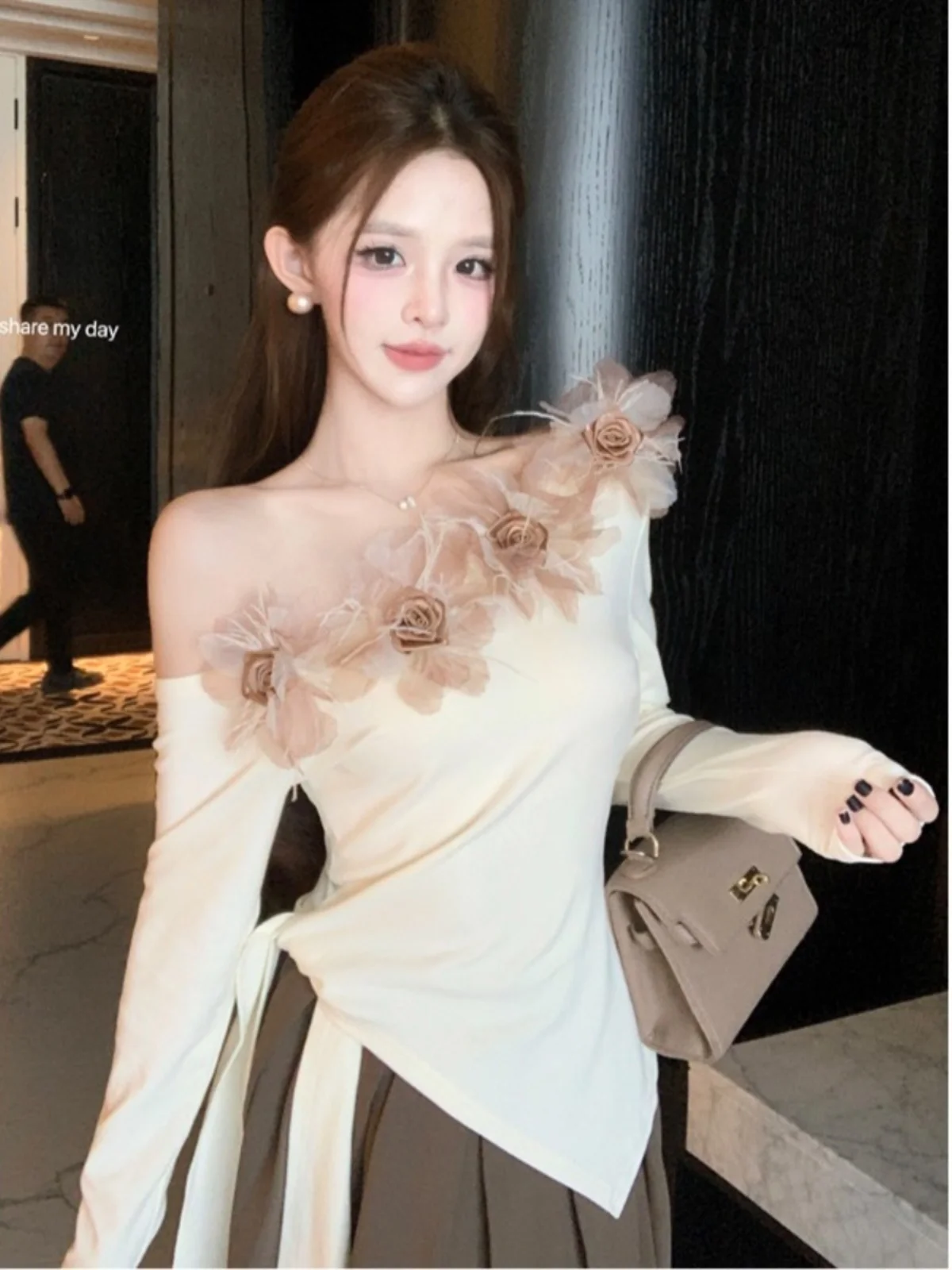 Base T Shirts Women Autumn Winter French Fashion Clothes Dissymmetry Design Pearl Flower Mesh Splicing Slim Waist Casual Tops
Base T Shirts Women Autumn Winter French Fashion Clothes Dissymmetry Design Pearl Flower Mesh Splicing Slim Waist Casual Tops
