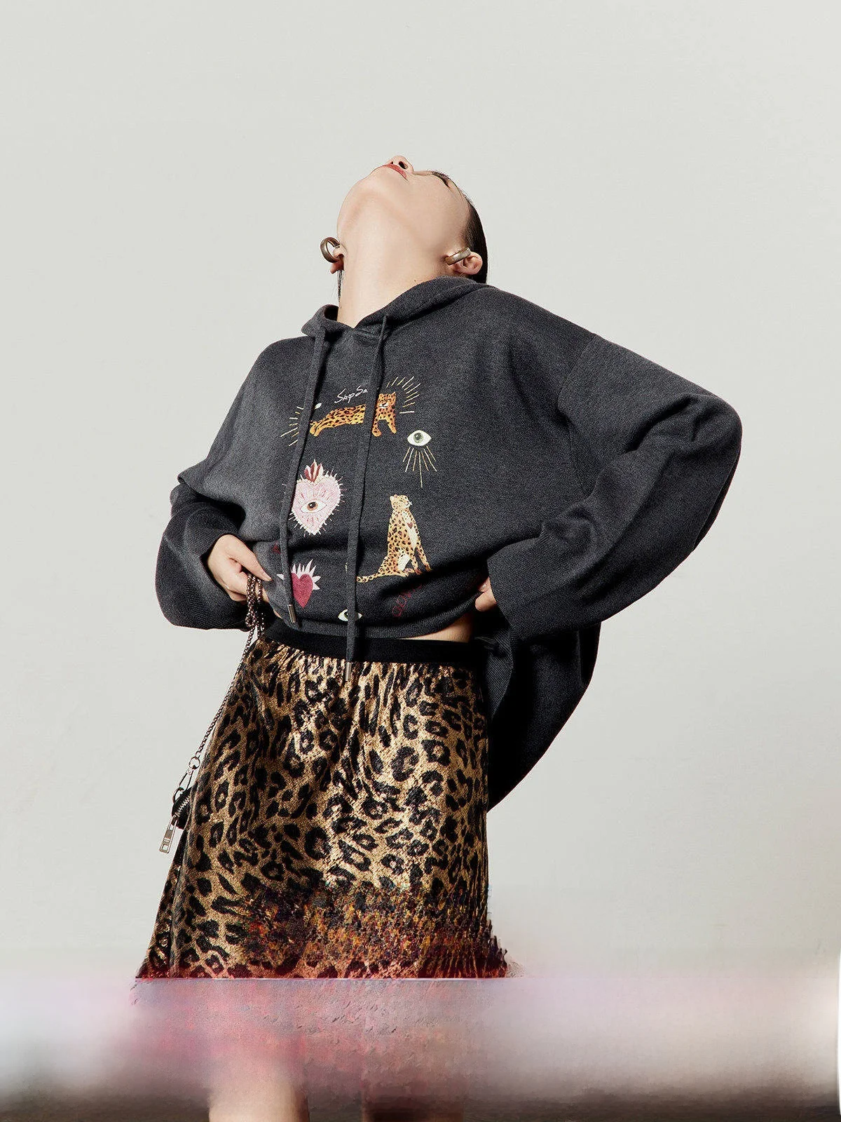 Женский вязаный свитер с капюшоном свободного кроя с принтом, повседневный, осенний, новинка от Zhou Li Wu
Женский вязаный свитер с капюшоном свободного кроя с принтом, повседневный, осенний, новинка от Zhou Li Wu