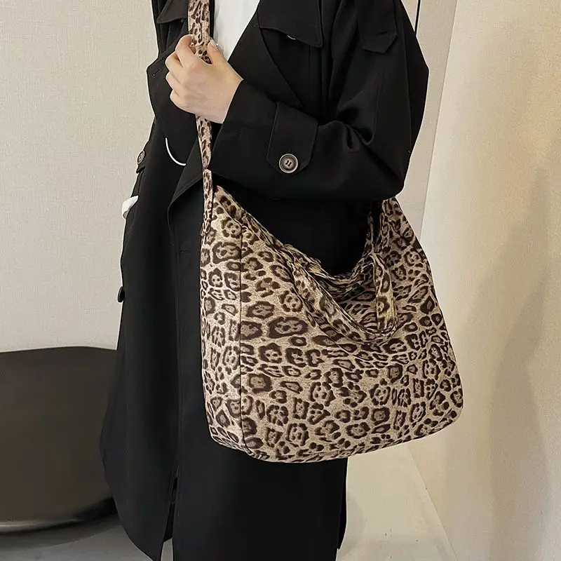 Stylish leopard print underarm tote bag fashion suede shoulder bag large capacity Sweet Girl Tote Handbag Elegant underarm bag
Stylish leopard print underarm tote bag fashion suede shoulder bag large capacity Sweet Girl Tote Handbag Elegant underarm bag
