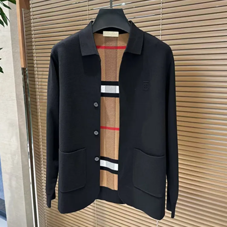 Европа и Америка. Новая мужская одежда на зиму. 2025 год. Вязаный кардиган с длинными рукавами и лацканами. Однорядная пряжка.
Европа и Америка. Новая мужская одежда на зиму. 2025 год. Вязаный кардиган с длинными рукавами и лацканами. Однорядная пряжка.