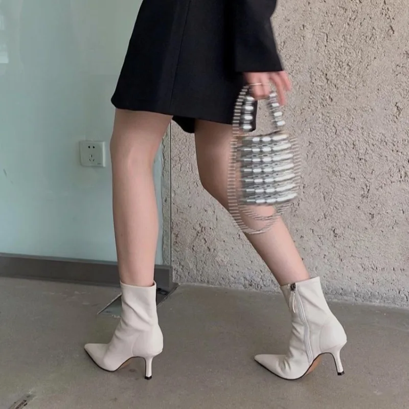 Новинка 2023 года, осенне-зимние женские ботильоны с острым носком, модная обувь на молнии, женские короткие ботильоны на тонком высоком каблуке
Новинка 2023 года, осенне-зимние женские ботильоны с острым носком, модная обувь на молнии, женские короткие ботильоны на тонком высоком каблуке