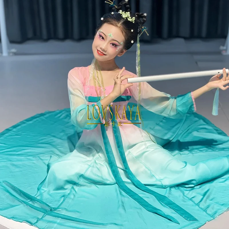 Children classical dance performance attire elegant Chinese style girls ancient style Hanfu children practice performance
Children classical dance performance attire elegant Chinese style girls ancient style Hanfu children practice performance