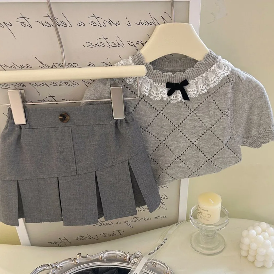 Korean Version of Girls' 2025 Summer New Stylish Cute Knitted Lace Short Sleeved Gray Pleated Skirt Two-piece Set Trendy
Korean Version of Girls' 2025 Summer New Stylish Cute Knitted Lace Short Sleeved Gray Pleated Skirt Two-piece Set Trendy