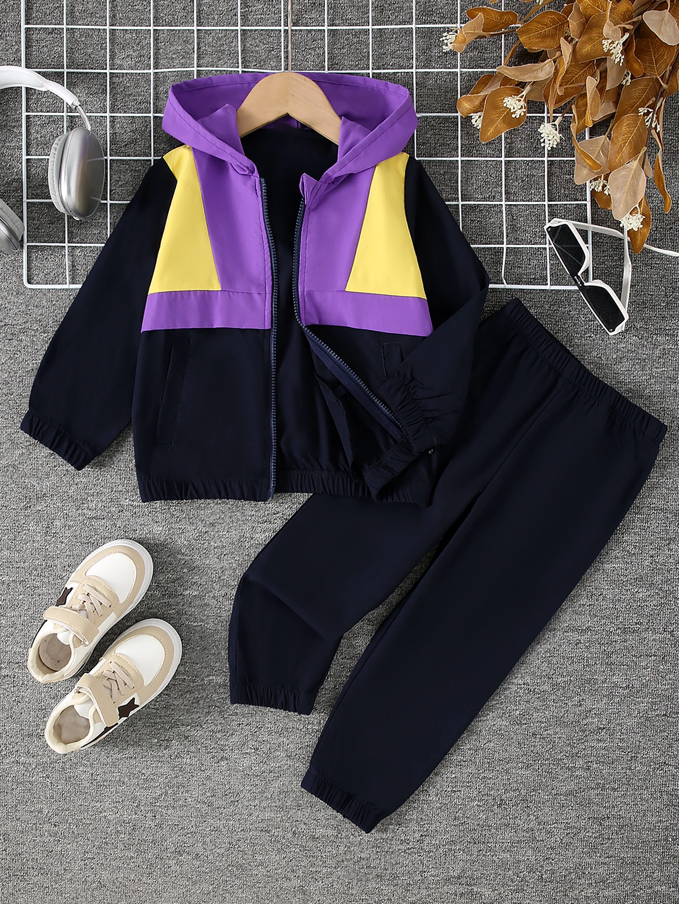 Two Piece Autumn And Winter Boys' Spliced Zipper Cardigan Top Drawstring Pants Sports And Leisure Set
Two Piece Autumn And Winter Boys' Spliced Zipper Cardigan Top Drawstring Pants Sports And Leisure Set