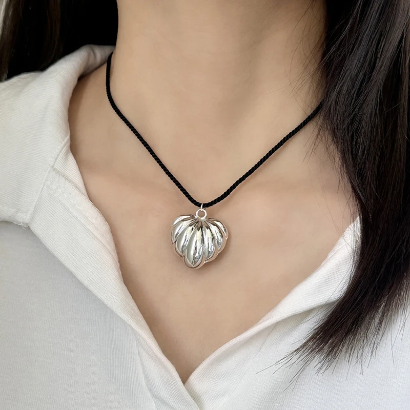 Tibetan Silver Striped Heart Pendant Necklaces for Women Punk Fashion Jewelry Minimalist Personality Accessories
Tibetan Silver Striped Heart Pendant Necklaces for Women Punk Fashion Jewelry Minimalist Personality Accessories