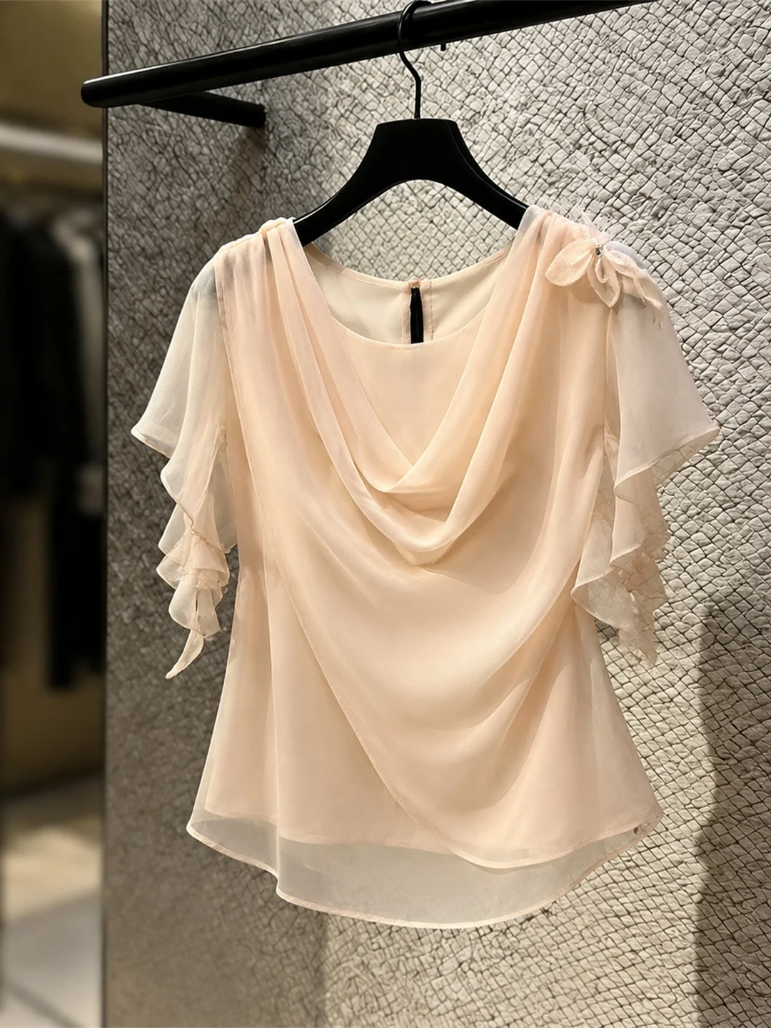 Chic Summer Silk Top with Lace Trim Comfortable Gentle Fashion Simple Korean Style Commute Straight Tube Short Sleeve
Chic Summer Silk Top with Lace Trim Comfortable Gentle Fashion Simple Korean Style Commute Straight Tube Short Sleeve
