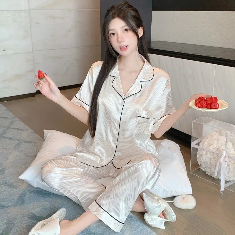 Ice silk suit light luxury tiger stripe ladies pajamas summer new short-sleeved long pants lapel girls homewear two-piece set
Ice silk suit light luxury tiger stripe ladies pajamas summer new short-sleeved long pants lapel girls homewear two-piece set