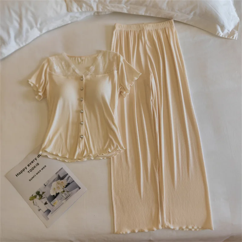 Элегантная женская пижама из модала: комплект с V-образным вырезом, коротким рукавом, топом и брюками, с кружевными вставками на груди, летняя ночная одежда, пижамный костюм для женщин.
Элегантная женская пижама из модала: комплект с V-образным вырезом, коротким рукавом, топом и брюками, с кружевными вставками на груди, летняя ночная одежда, пижамный костюм для женщин.