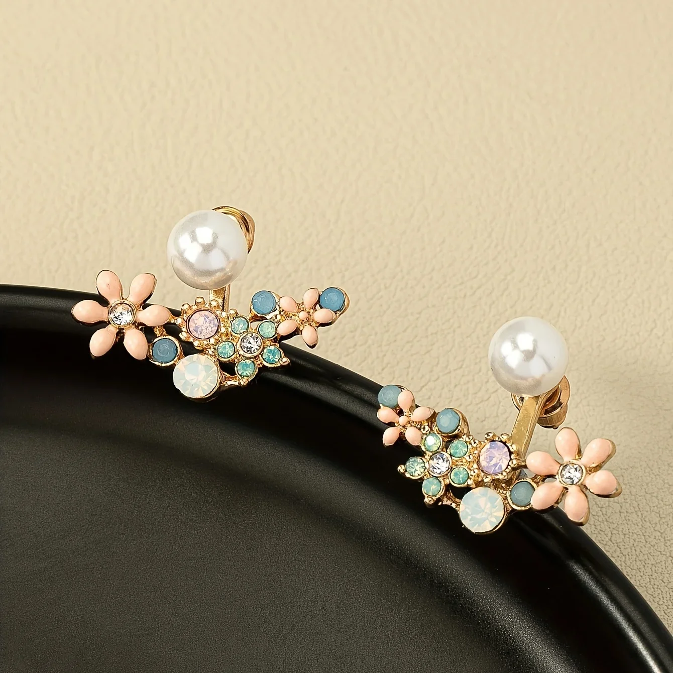 1Pair Fashion Vacation Style Flower Pearl Front-Back Earrings for Women, Gold Tone Colorful Enamel & Rhinestone Floral Stud Earrings with Imitation Pearl Accent, Delicate Bohemian Two-Sided Statement Jewelry Accessories
1Pair Fashion Vacation Style Flower Pearl Front-Back Earrings for Women, Gold Tone Colorful Enamel & Rhinestone Floral Stud Earrings with Imitation Pearl Accent, Delicate Bohemian Two-Sided Statement Jewelry Accessories