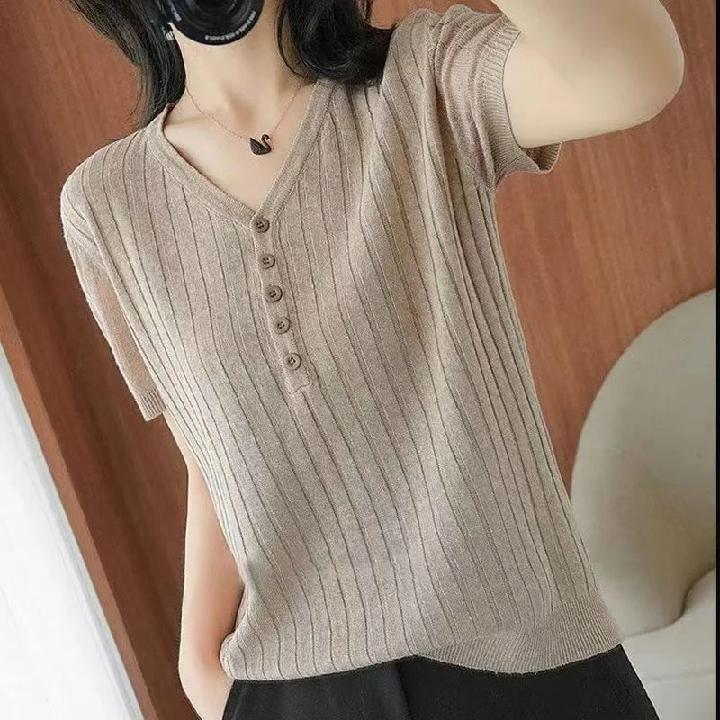 2026 New Summer Women's Loose Fit Short Sleeve V-Neck Knitwear Thin Top Half Sleeve T-Shirt Korean Style Basic Soft Fabric
2026 New Summer Women's Loose Fit Short Sleeve V-Neck Knitwear Thin Top Half Sleeve T-Shirt Korean Style Basic Soft Fabric
