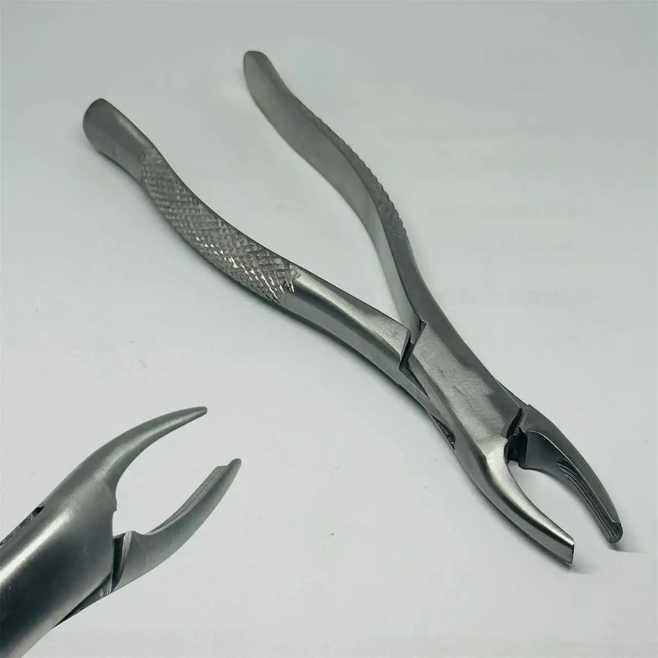 1Pc High Quality Dental Adult Tooth Extraction Plier Forcep Teeth Extraction Plier Forcep Dental Surgical Tool Instrument
1Pc High Quality Dental Adult Tooth Extraction Plier Forcep Teeth Extraction Plier Forcep Dental Surgical Tool Instrument