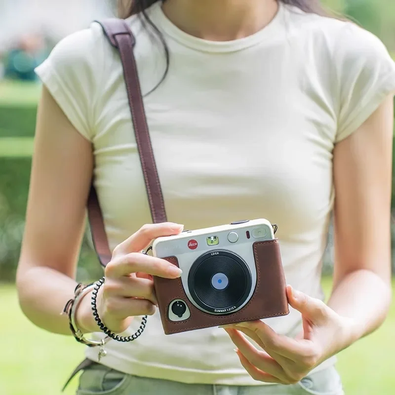 Кожаная сумка для фотоаппарата ручной работы для защитного чехла Leica Sofort2. Сумка для мгновенной фотоаппарата Sofort2. Защитный кожаный чехол.
Кожаная сумка для фотоаппарата ручной работы для защитного чехла Leica Sofort2. Сумка для мгновенной фотоаппарата Sofort2. Защитный кожаный чехол.