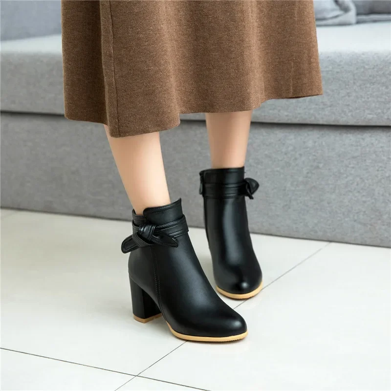 YMECHIC 2025 г., модные ботильоны на массивном блоке с галстуком-бабочкой, женская обувь на высоком каблуке, вечерние, свадебные, женская обувь, белый, черный, большие размеры 34-46
YMECHIC 2025 г., модные ботильоны на массивном блоке с галстуком-бабочкой, женская обувь на высоком каблуке, вечерние, свадебные, женская обувь, белый, черный, большие размеры 34-46