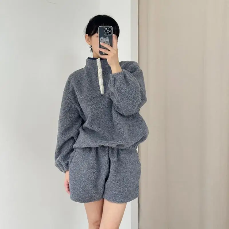 Women Lamb Wool Sweaters Two-piece Set Long Sleeved Stand Collar Sweater Cardigan High Waist Shorts Casual Autumn 2025
Women Lamb Wool Sweaters Two-piece Set Long Sleeved Stand Collar Sweater Cardigan High Waist Shorts Casual Autumn 2025