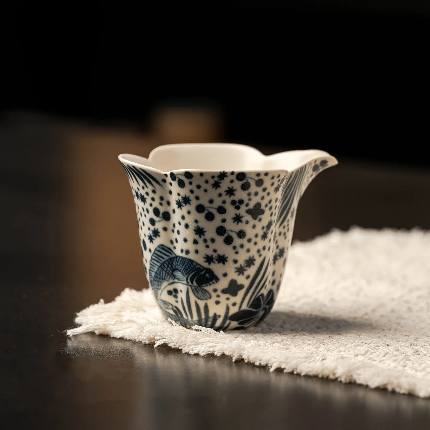 1Pc Soda Glaze Blue and White Fish Algae Pattern Ceramic Fair Cup Household Tea Dispenser Uniform Cup TeaSet Accessories Tea Sea
1Pc Soda Glaze Blue and White Fish Algae Pattern Ceramic Fair Cup Household Tea Dispenser Uniform Cup TeaSet Accessories Tea Sea