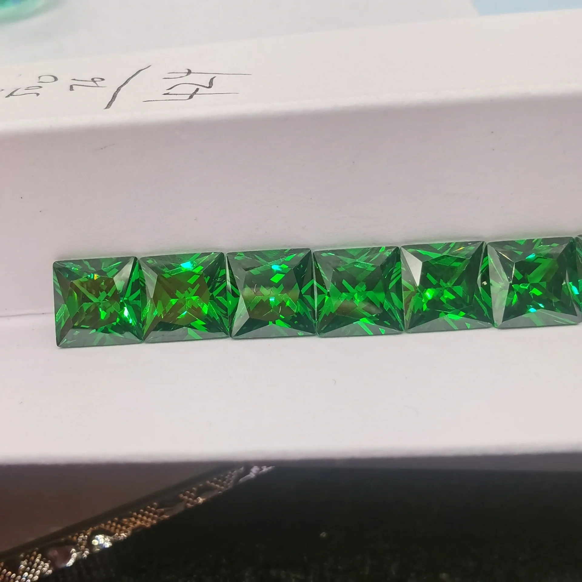 20 шт./лот 6*6-10*10 мм изумрудно-зеленый кубический цирконий огранки принцессы
20 шт./лот 6*6-10*10 мм изумрудно-зеленый кубический цирконий огранки принцессы