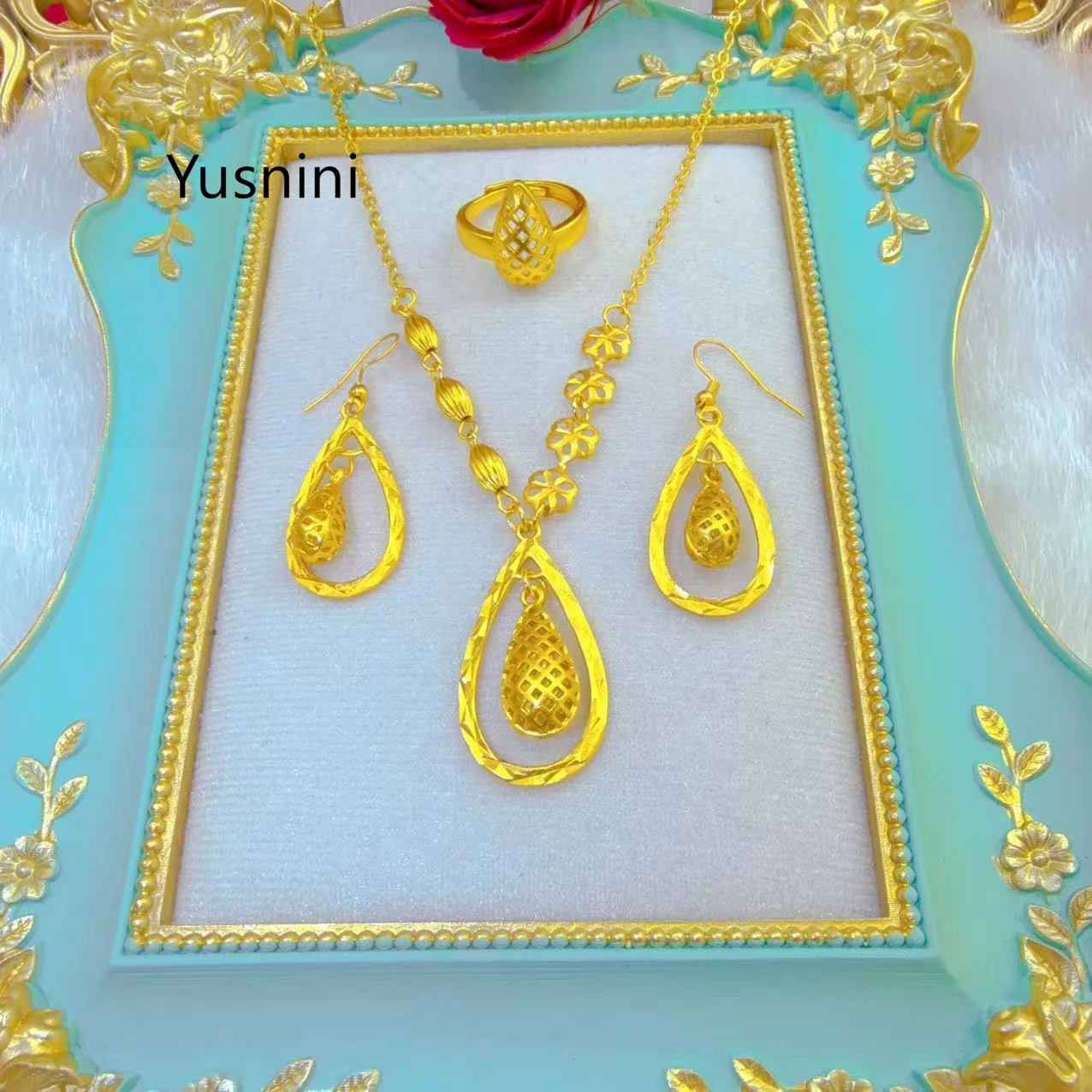 New Dubai Fashion Premium 24K Gold Plated Necklace Earrings Rings Exquisite Engagement Party Jewelry Set for Beloved
New Dubai Fashion Premium 24K Gold Plated Necklace Earrings Rings Exquisite Engagement Party Jewelry Set for Beloved