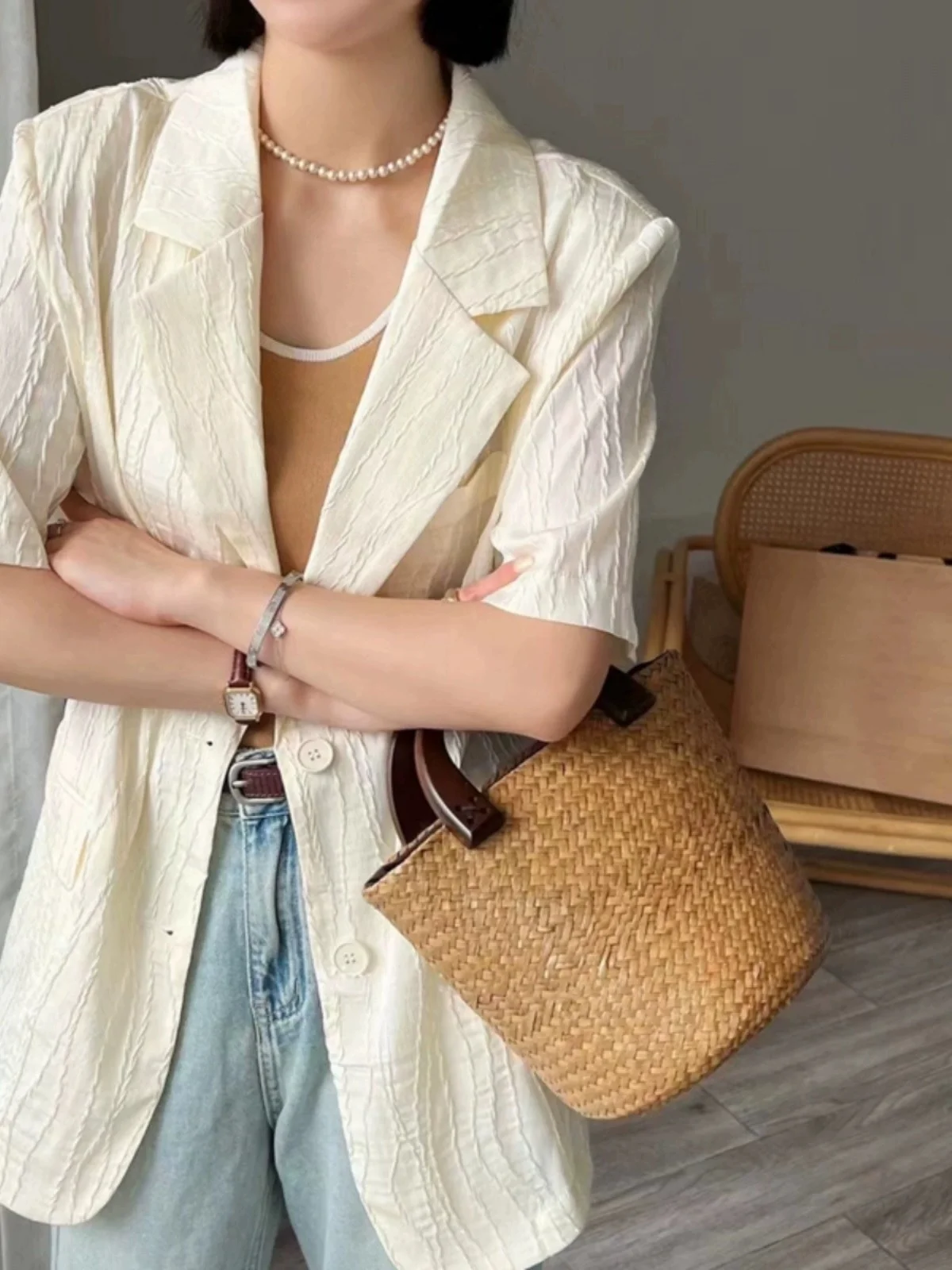 Fashionable Textured Short Sleeve Women's Lightweight Casual Open Cardigan Top High-End Sensation Button Detail
Fashionable Textured Short Sleeve Women's Lightweight Casual Open Cardigan Top High-End Sensation Button Detail
