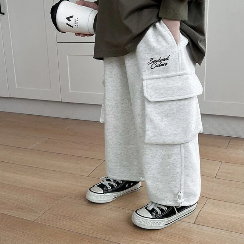 2025 Spring Boys' Joggers Pants Korean Style Letter Embroidery Casual Trousers Straight Leg Stylish Kids' Trousers
2025 Spring Boys' Joggers Pants Korean Style Letter Embroidery Casual Trousers Straight Leg Stylish Kids' Trousers