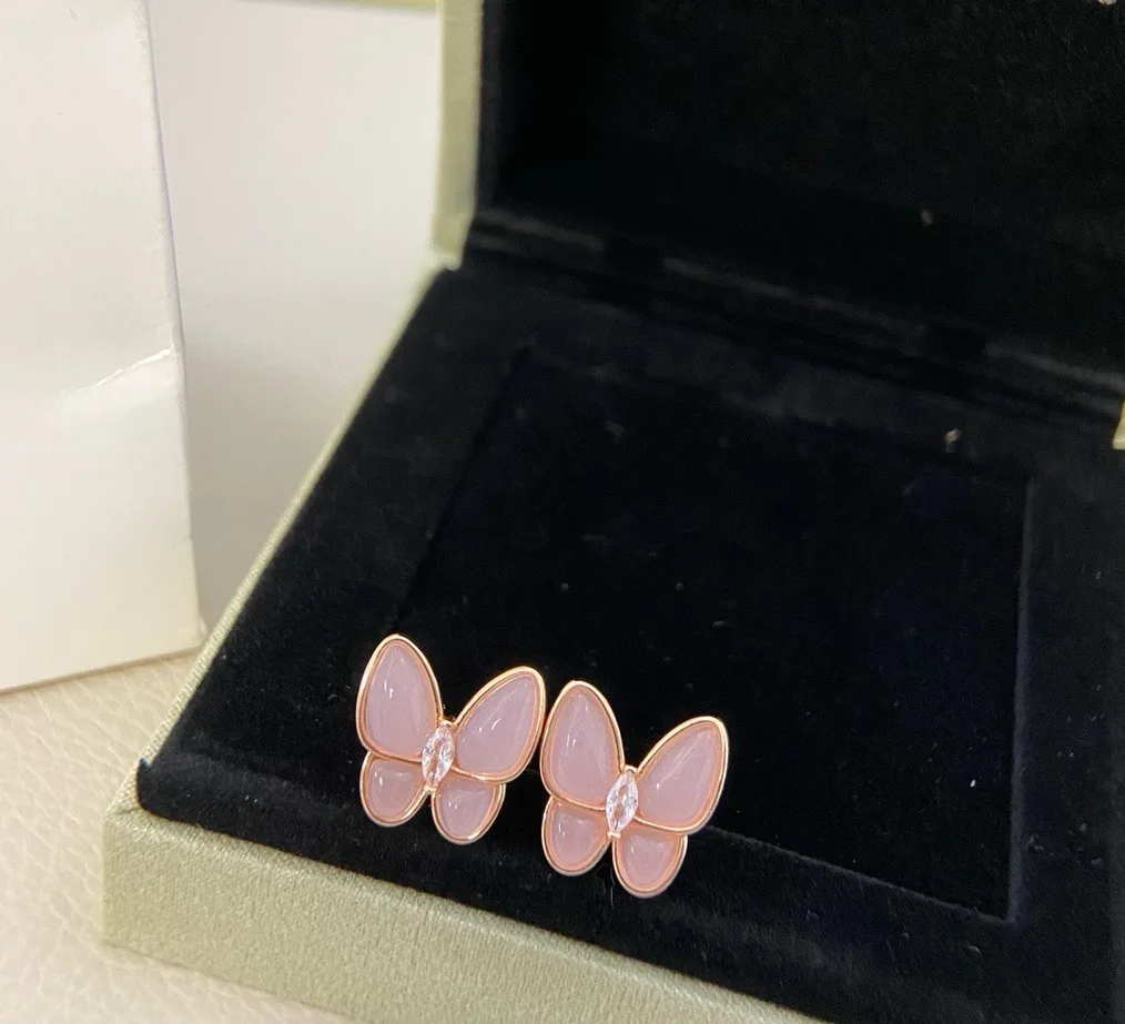 The 2025 new high version of Fanjia classic pink butterfly stud earrings for women features a simple design and a fresh and eleg
The 2025 new high version of Fanjia classic pink butterfly stud earrings for women features a simple design and a fresh and eleg