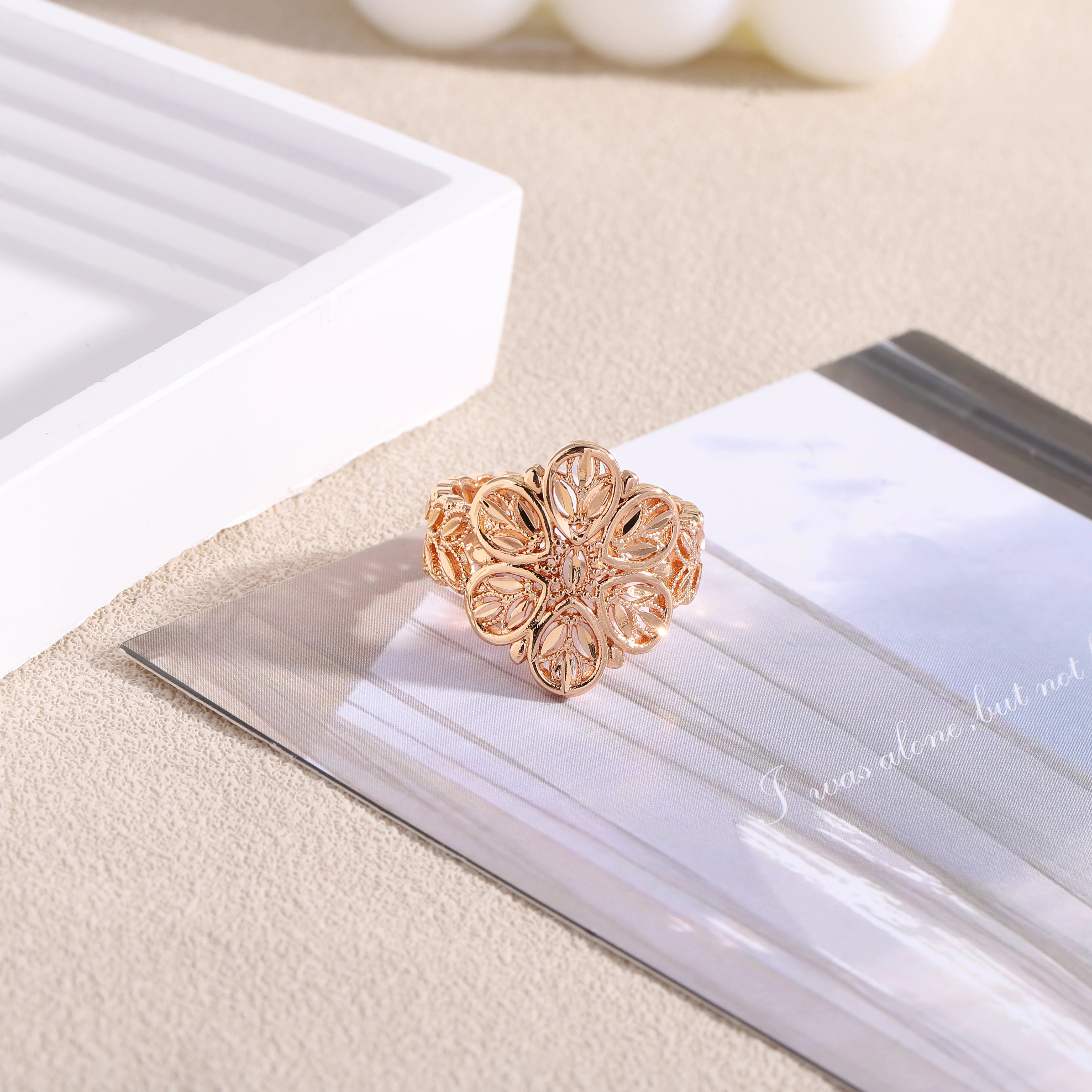 HOT Gold Plain Ring Women's Jewelry Vintage Glass Geometric Hollow Ring Fashion Wedding Party Jewelry
HOT Gold Plain Ring Women's Jewelry Vintage Glass Geometric Hollow Ring Fashion Wedding Party Jewelry