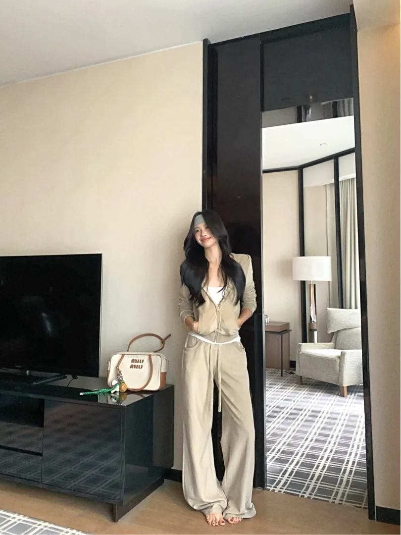 Мягкий спортивный женский комплект цвета хаки, осень 2024, новая толстовка с капюшоном, джемпер, прямые спортивные штаны, комплект из двух предметов, удобная высокая талия
Мягкий спортивный женский комплект цвета хаки, осень 2024, новая толстовка с капюшоном, джемпер, прямые спортивные штаны, комплект из двух предметов, удобная высокая талия