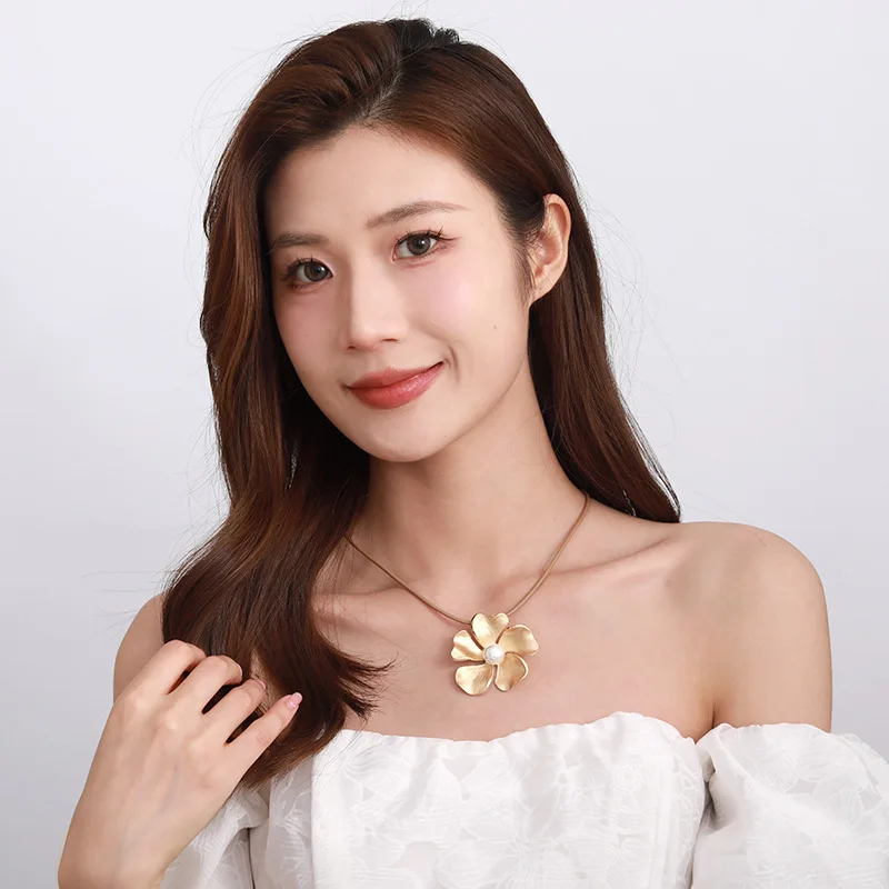 Kaseakia Chunky Big Large Flower Statement Metal Alloy Pendant Choker Necklace for Women
Kaseakia Chunky Big Large Flower Statement Metal Alloy Pendant Choker Necklace for Women