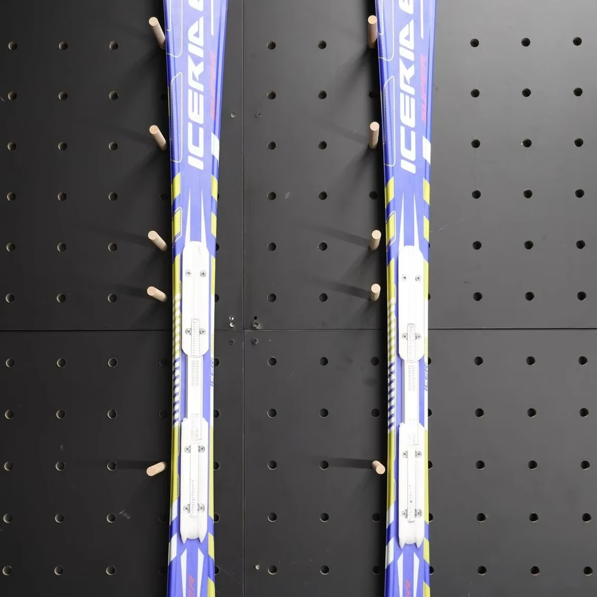 2022, оптовая продажа, простые практические легкие профессиональные лыжи для скоростного спуска по пересеченной местности для взрослых
2022, оптовая продажа, простые практические легкие профессиональные лыжи для скоростного спуска по пересеченной местности для взрослых