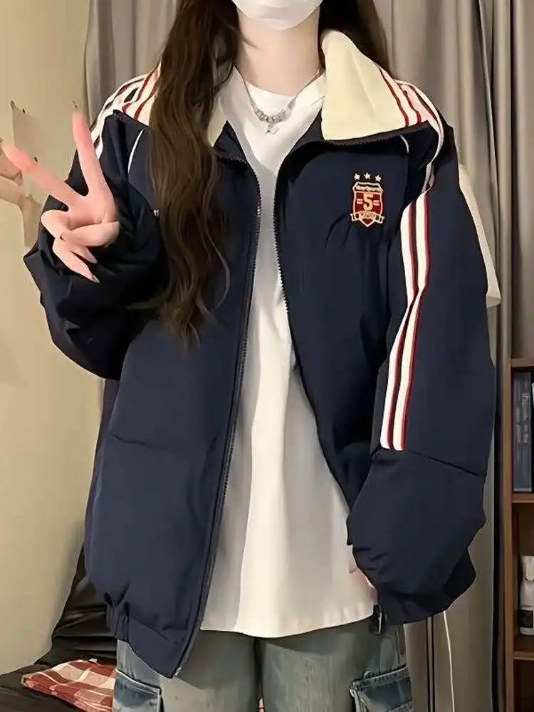 Новая женская зимняя теплая хлопковая куртка в американском стиле с вышивкой в полоску, свободного кроя, в корейском стиле, для повседневной носки
Новая женская зимняя теплая хлопковая куртка в американском стиле с вышивкой в полоску, свободного кроя, в корейском стиле, для повседневной носки