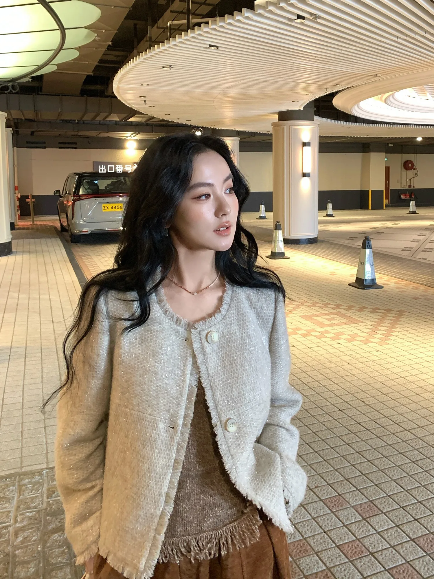 Elegant Short Wool Blend Knitwear with Fringe Texture Silver Thread Fashionable Compact Design Luxury Style Women's Jacket
Elegant Short Wool Blend Knitwear with Fringe Texture Silver Thread Fashionable Compact Design Luxury Style Women's Jacket