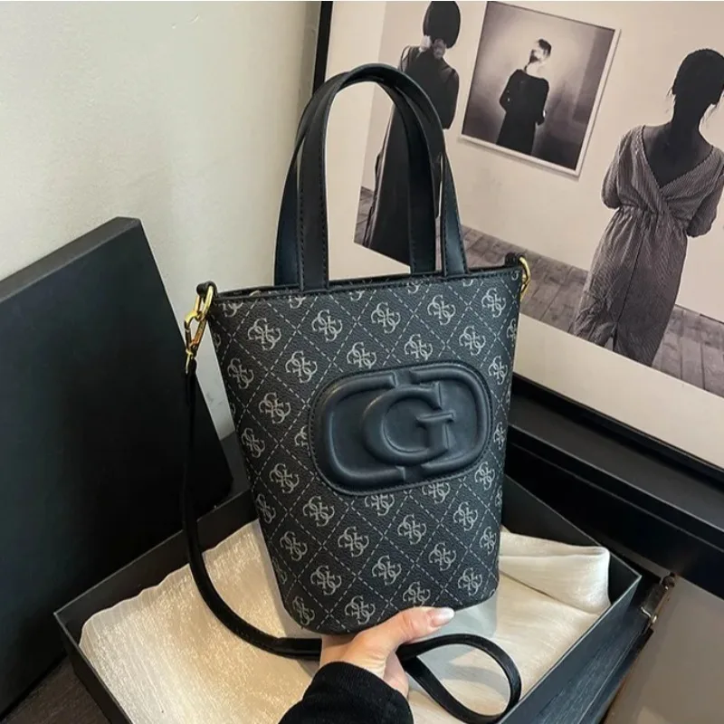The new luxury designs in 2025 are trendy and retro letter-shaped handbags, bucket bags and high-end single-shoulder bags
The new luxury designs in 2025 are trendy and retro letter-shaped handbags, bucket bags and high-end single-shoulder bags