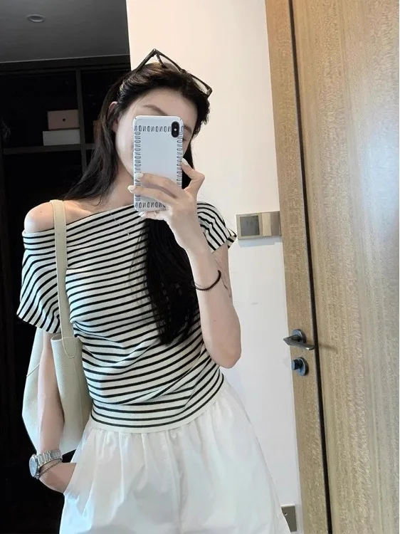 Slim Fit Knitted Short Sleeve T-Shirt Women's Summer New Style Waist Cinching Stripe Diagonal Shoulder Design Versatile Top
Slim Fit Knitted Short Sleeve T-Shirt Women's Summer New Style Waist Cinching Stripe Diagonal Shoulder Design Versatile Top